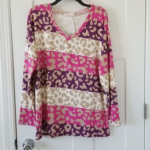 NWOT Animal Print Top. Large - Picture 1 of 1
